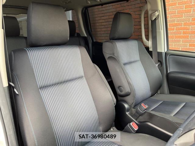 Toyota VOXY 2014-04 8813142-10