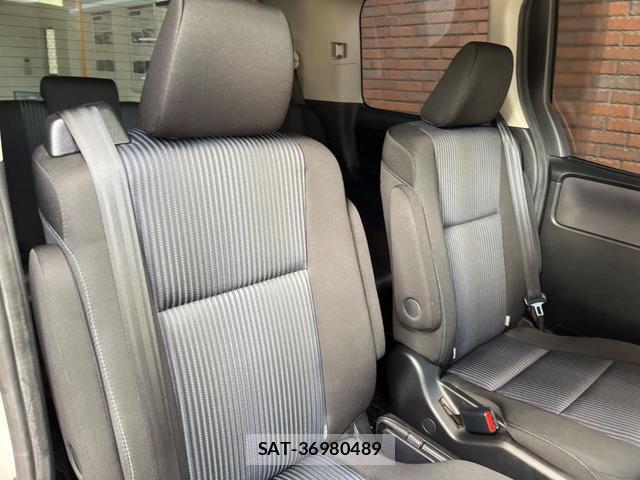 Toyota VOXY 2014-04 8813142-11