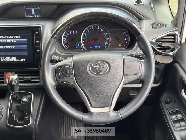 Toyota VOXY 2014-04 8813142-13