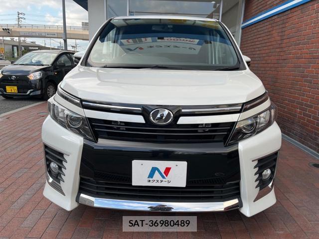 Toyota VOXY 2014-04 8813142-16