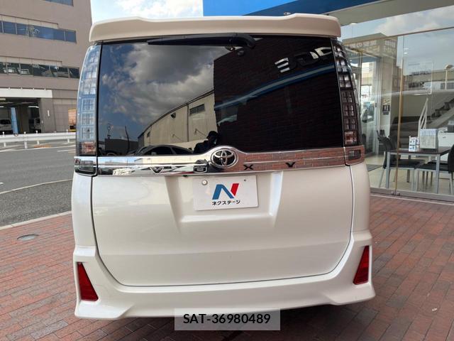 Toyota VOXY 2014-04 8813142-17