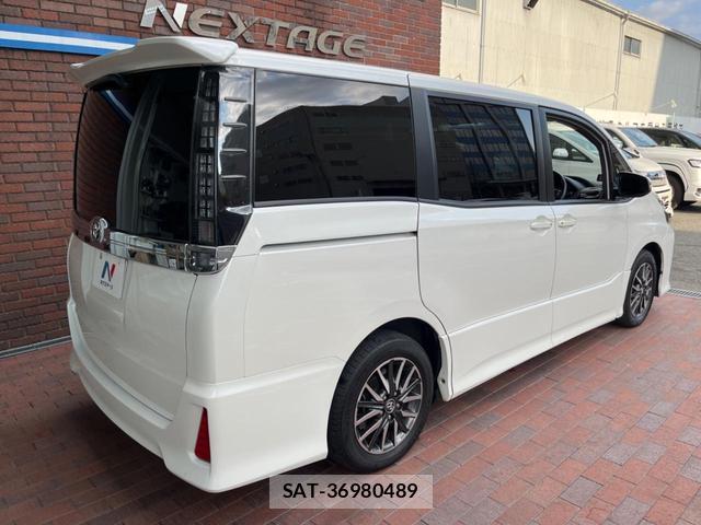 Toyota VOXY 2014-04 8813142-19