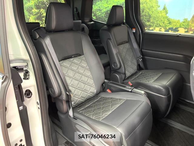Toyota VOXY 2026-08 8813158-10