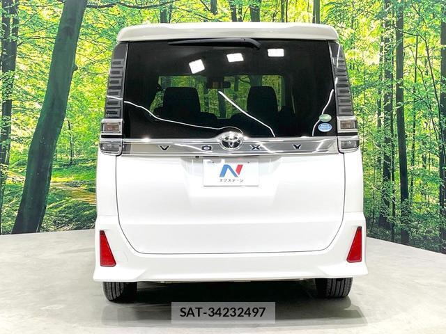 Toyota VOXY 2017-09 8813174-16