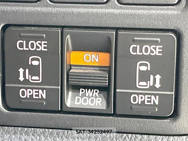 Toyota VOXY 2017-09 8813174-2