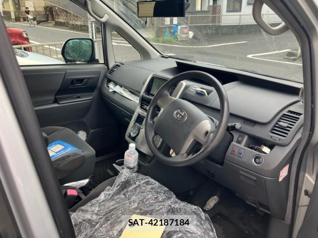 Toyota VOXY 2009-03 8813258-10