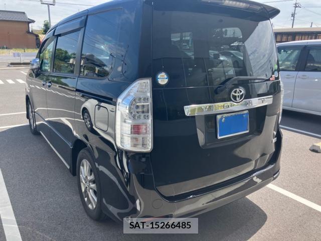Toyota VOXY 2012-06 8813264-1