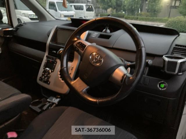 Toyota VOXY 2010-10 8813323-8