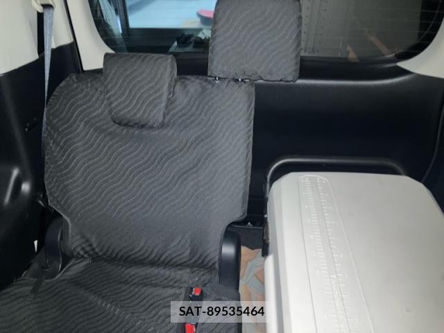 Toyota VOXY 2015-06 8813339-8