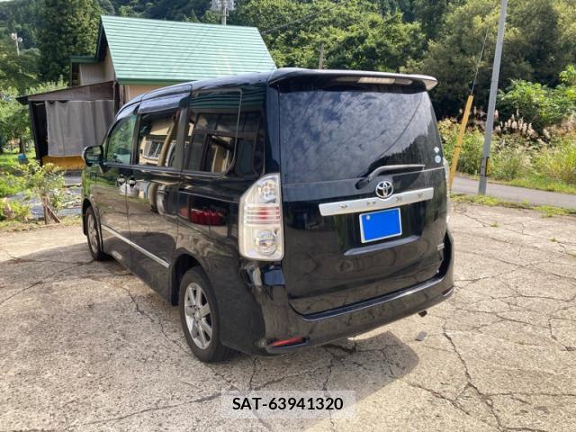 Toyota VOXY 2010-04 8813362-4