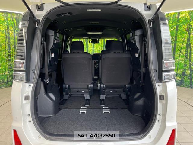 Toyota VOXY 2020-06 8813421-10