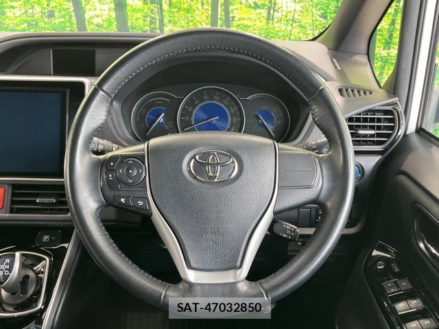 Toyota VOXY 2020-06 8813421-11