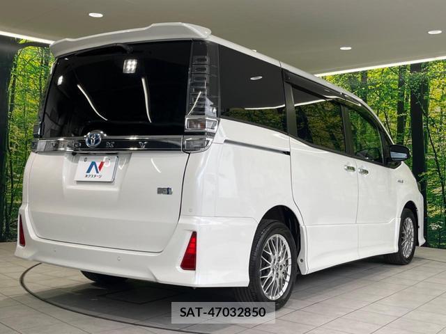 Toyota VOXY 2020-06 8813421-16