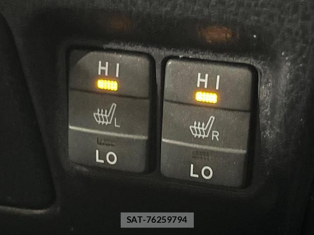 Toyota VOXY 2017-11 8813425-6