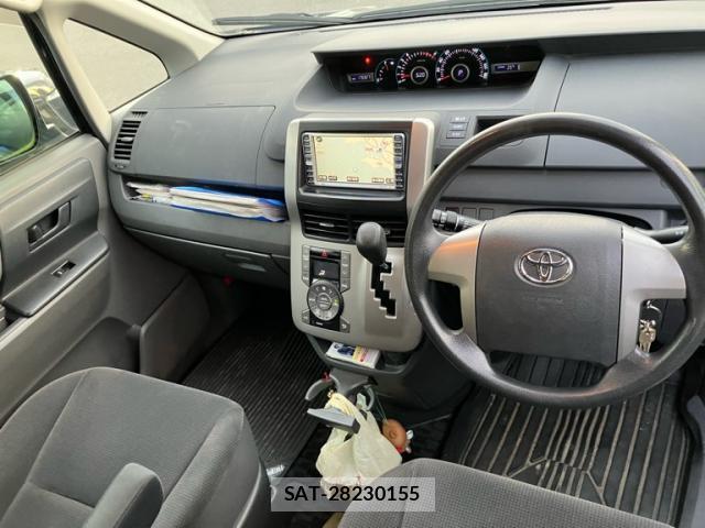 Toyota VOXY 2009-10 8813532-11
