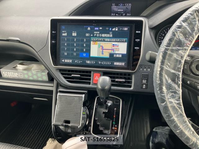 Toyota VOXY 2017-07 8813548-15