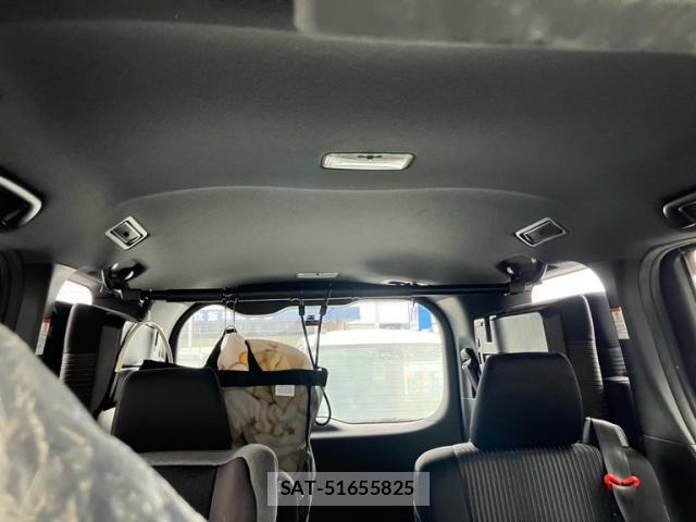 Toyota VOXY 2017-07 8813548-16