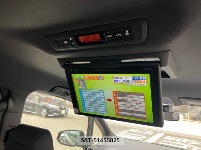 Toyota VOXY 2017-07 8813548-17