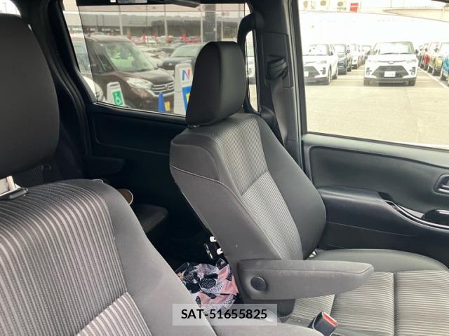 Toyota VOXY 2017-07 8813548-5