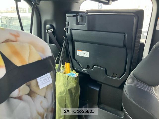 Toyota VOXY 2017-07 8813548-7