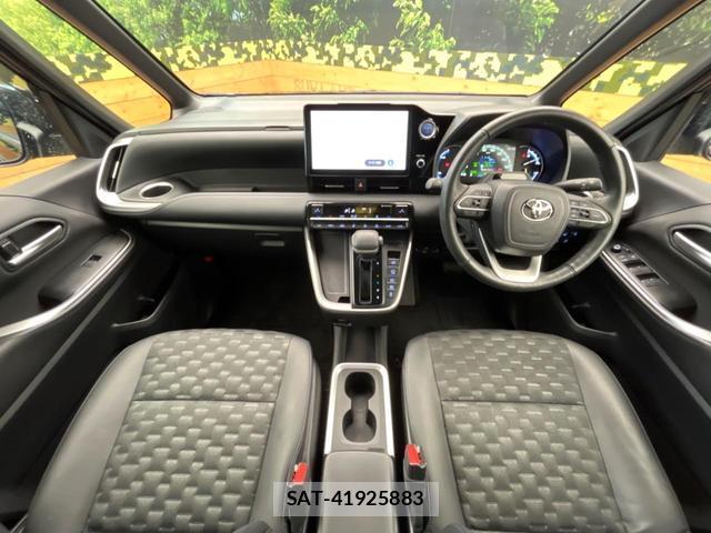 Toyota VOXY 2022-11 8813702-1