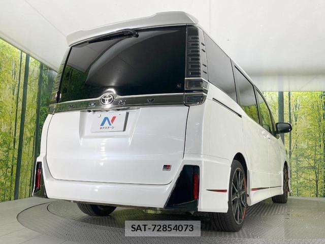 Toyota VOXY 2017-12 8814004-17