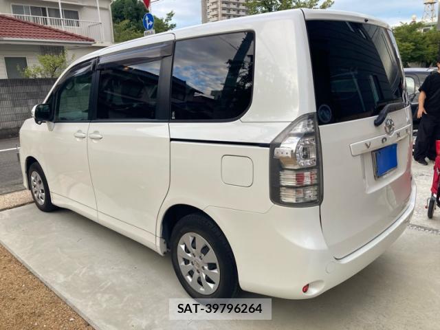 Toyota VOXY 2011-07 8814081-1