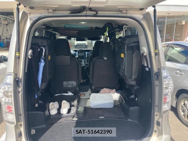 Toyota VOXY 2011-10 8814170-5