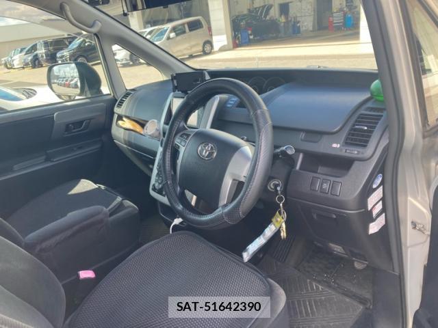 Toyota VOXY 2011-10 8814170-7