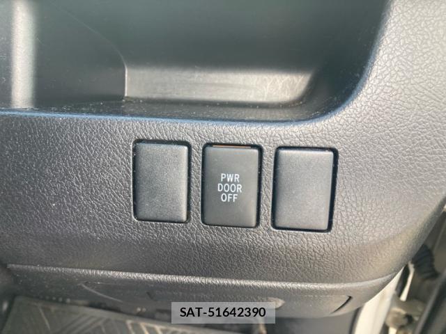 Toyota VOXY 2011-10 8814170-9