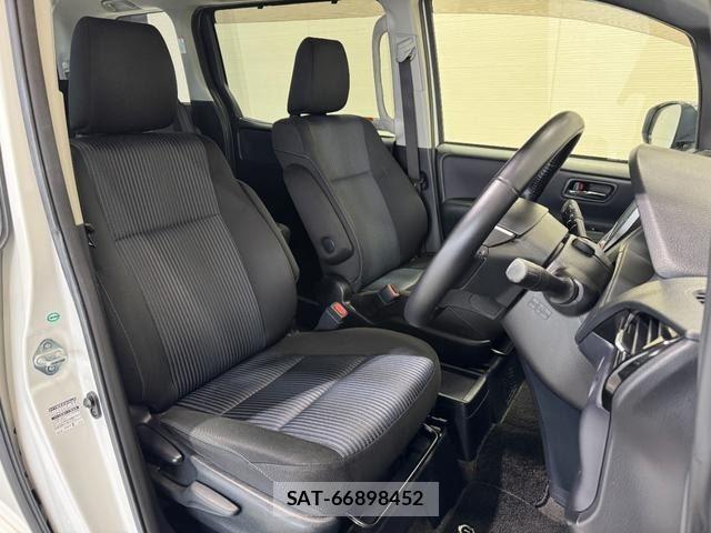 Toyota VOXY 2016-09 8814239-7
