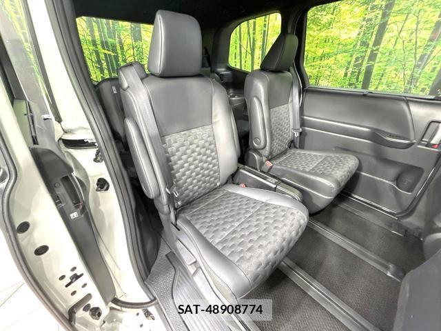 Toyota VOXY 2025-10 8814290-8