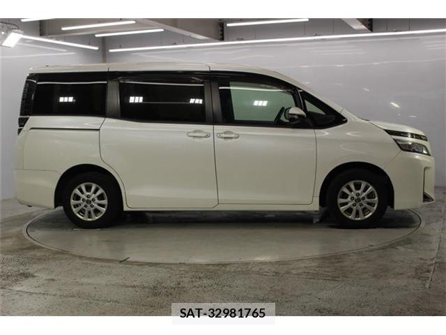 Toyota VOXY 2017-10 8814332-3