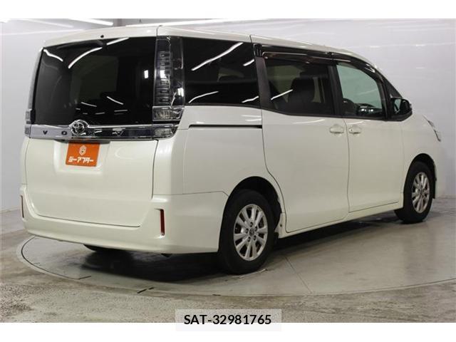 Toyota VOXY 2017-10 8814332-4