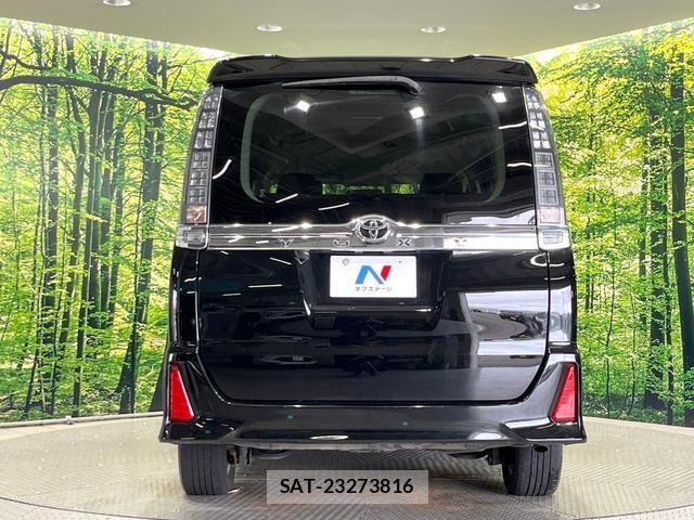 Toyota VOXY 2015-02 8814676-15