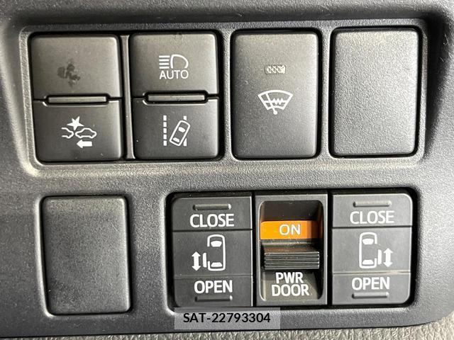 Toyota VOXY 2018-09 8814679-6