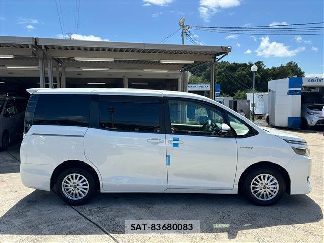 Toyota VOXY 2015-07 8814722-16