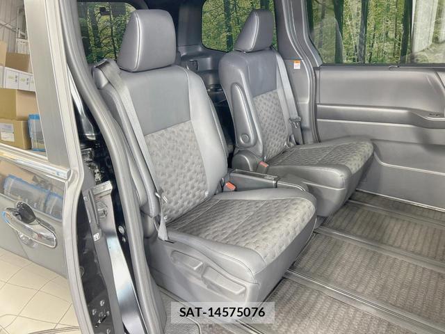 Toyota VOXY 2023-08 8814741-8