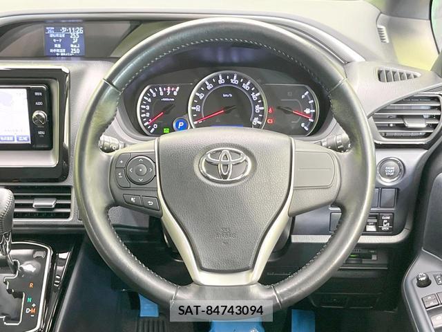 Toyota VOXY 2017-07 8814846-11