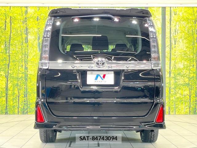 Toyota VOXY 2017-07 8814846-15