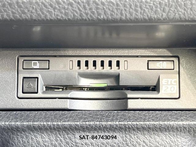 Toyota VOXY 2017-07 8814846-5