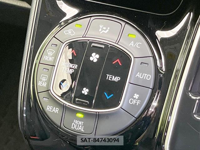 Toyota VOXY 2017-07 8814846-6