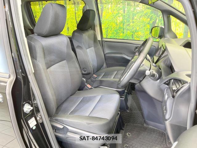 Toyota VOXY 2017-07 8814846-7
