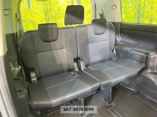 Toyota VOXY 2017-07 8814846-9