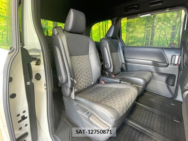 Toyota VOXY 2023-01 8814882-9