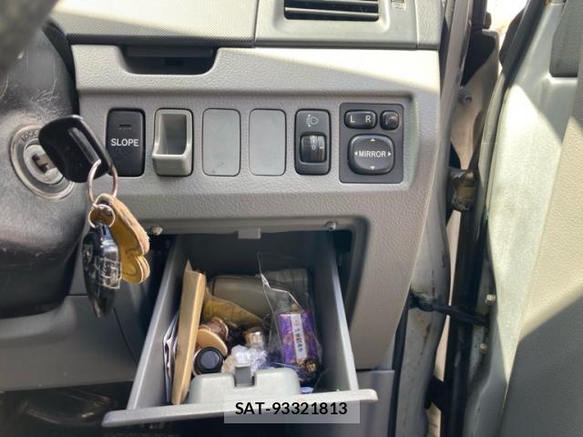 Toyota VOXY 2006-02 8815261-17