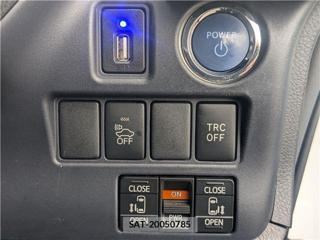 Toyota VOXY 2015-06 8815368-12