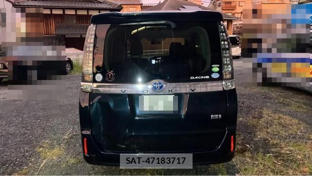 Toyota VOXY 2014-07 8815460-1