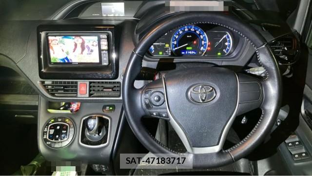 Toyota VOXY 2014-07 8815460-15