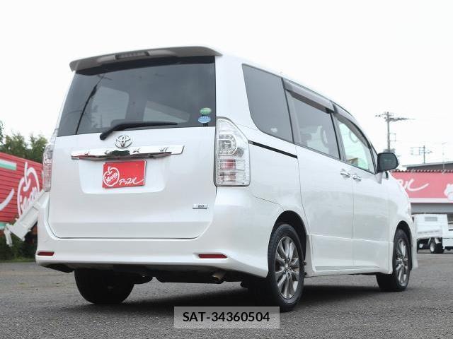 Toyota VOXY 2012-09 8815657-1